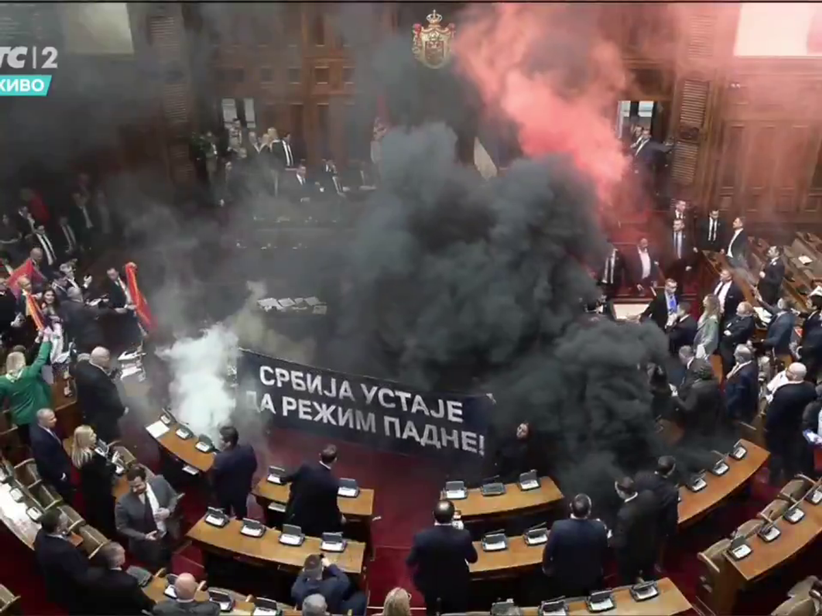 Haos în parlamentul Serbiei