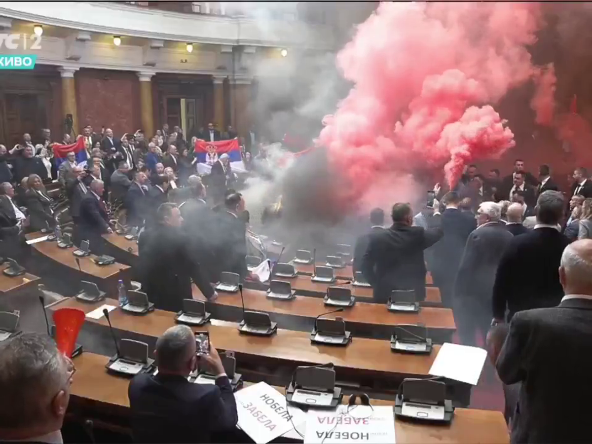 Mai rău decât în peluze! Scene șocante în parlamentul Serbiei, unde s-a aruncat cu petarde și fumigene, iar o deputată a făcut atac cerebral