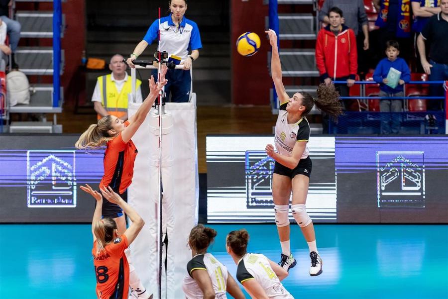 Monika Krasteva (dreapta) în acțiune Foto: CEV Volei Alba Blaj, victorie electrizantă în turul semifinalelor Cupei CEV, revenind de la 1-2 la seturi cu Vasas Budapesta!