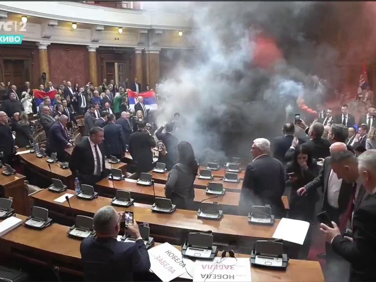 Mai rău decât în peluze! Scene șocante în parlamentul Serbiei, unde s-a aruncat cu petarde și fumigene, iar o deputată a făcut atac cerebral