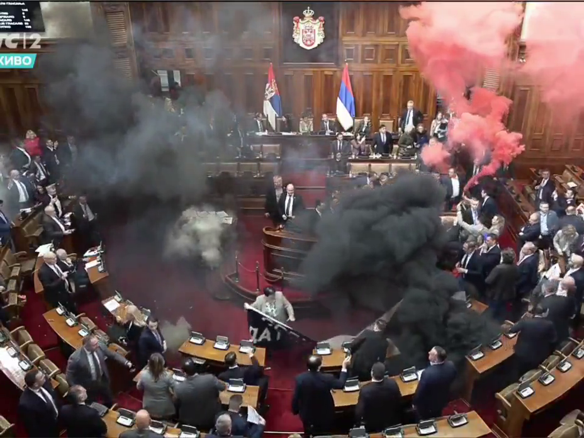 Mai rău decât în peluze! Scene șocante în parlamentul Serbiei, unde s-a aruncat cu petarde și fumigene, iar o deputată a făcut atac cerebral