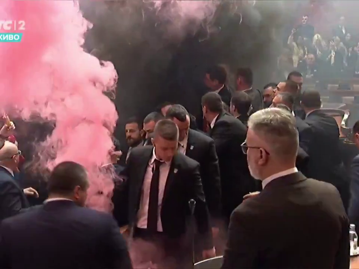 Mai rău decât în peluze! Scene șocante în parlamentul Serbiei, unde s-a aruncat cu petarde și fumigene, iar o deputată a făcut atac cerebral