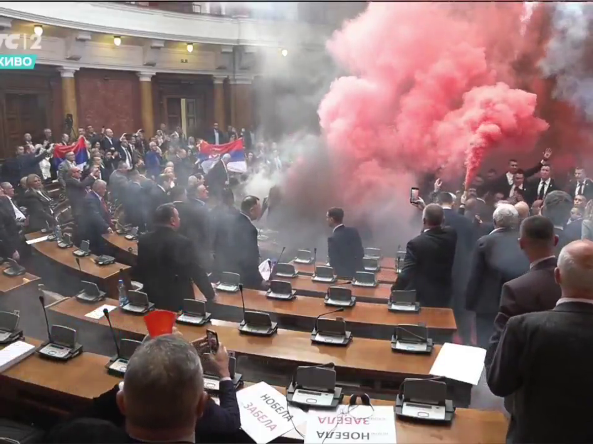 Mai rău decât în peluze! Scene șocante în parlamentul Serbiei, unde s-a aruncat cu petarde și fumigene, iar o deputată a făcut atac cerebral