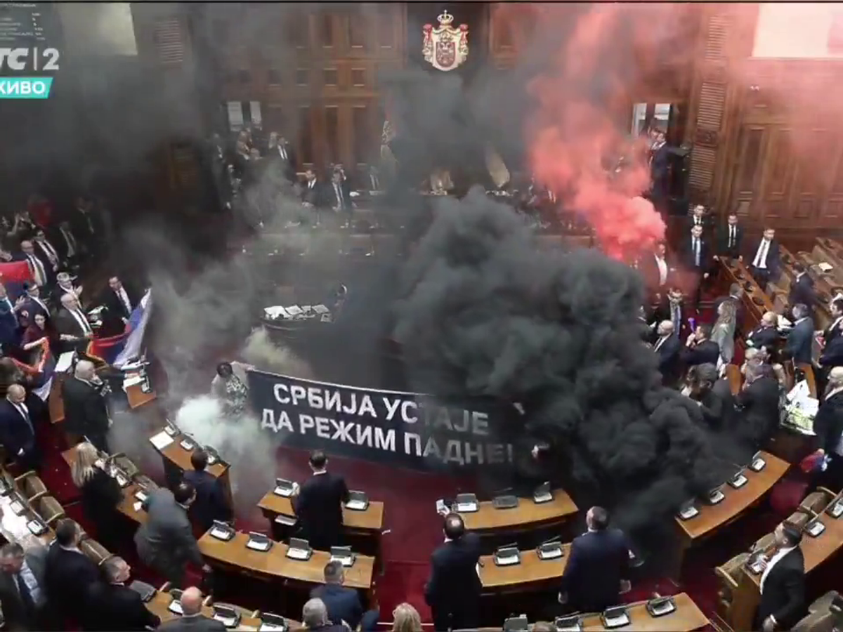 Haos în parlamentul Serbiei