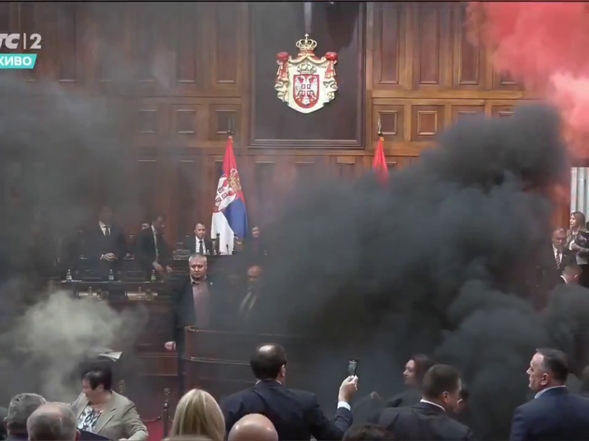 Mai rău decât în peluze! Scene șocante în parlamentul Serbiei, unde s-a aruncat cu petarde și fumigene, iar o deputată a făcut atac cerebral