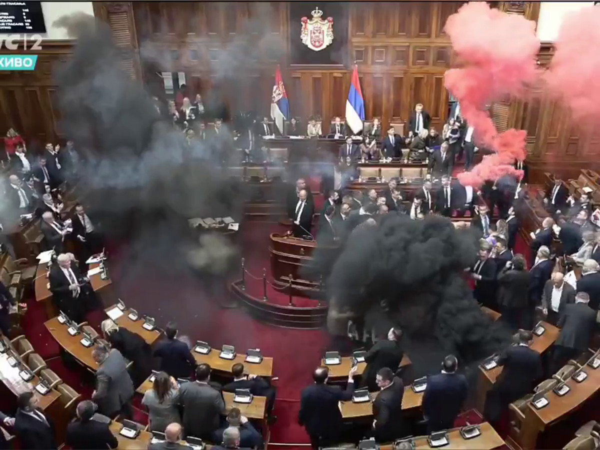 Mai rău decât în peluze! Scene șocante în parlamentul Serbiei, unde s-a aruncat cu petarde și fumigene, iar o deputată a făcut atac cerebral
