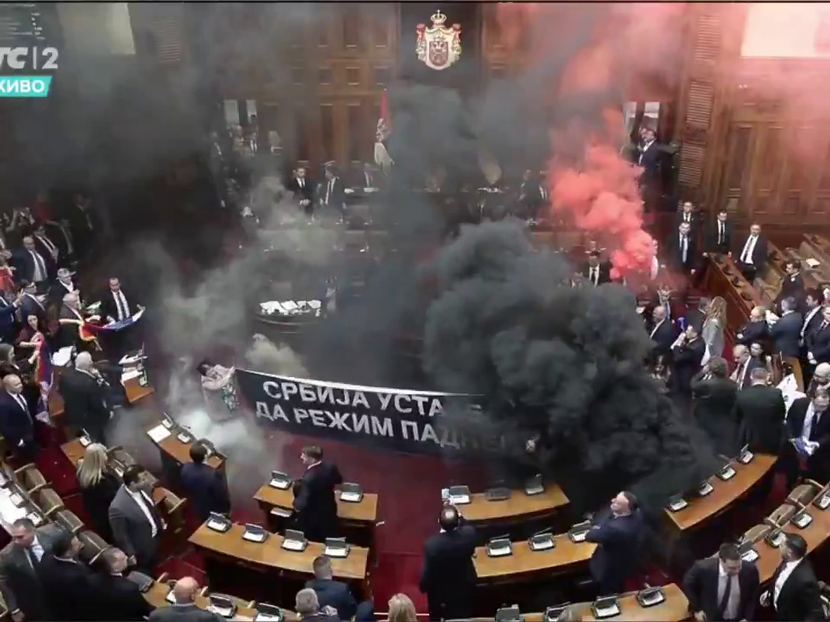 Mai rău decât în peluze! Scene șocante în parlamentul Serbiei, unde s-a aruncat cu petarde și fumigene, iar o deputată a făcut atac cerebral