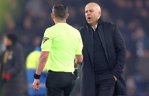 De asta a fost eliminat și amendat Arne Slot! Federația Engleză a dezvăluit ce le-ar fi strigat arbitrilor