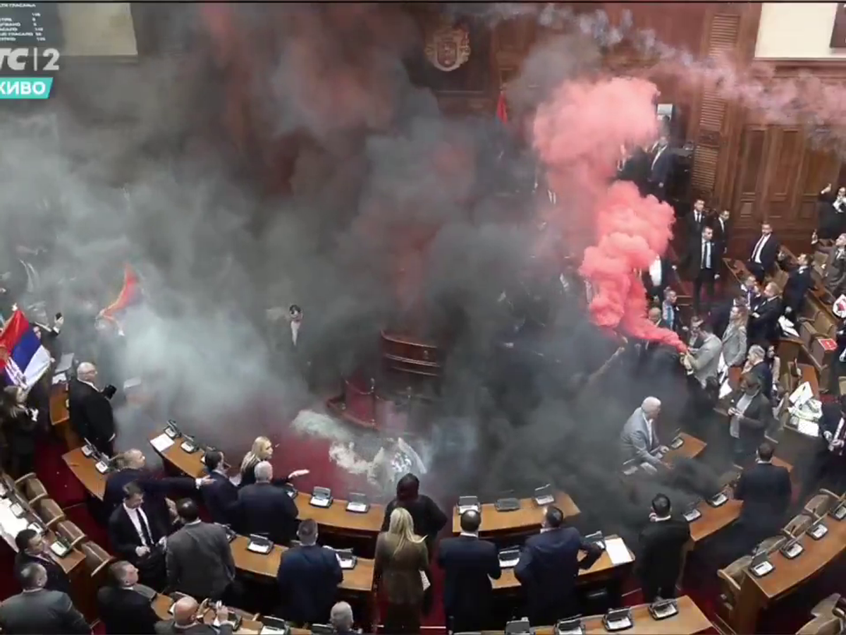Mai rău decât în peluze! Scene șocante în parlamentul Serbiei, unde s-a aruncat cu petarde și fumigene, iar o deputată a făcut atac cerebral