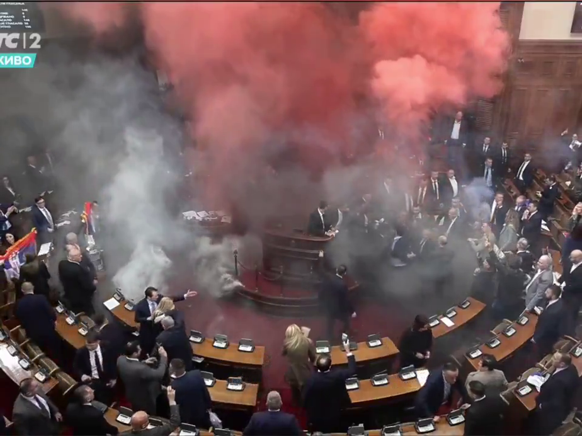 Mai rău decât în peluze! Scene șocante în parlamentul Serbiei, unde s-a aruncat cu petarde și fumigene, iar o deputată a făcut atac cerebral
