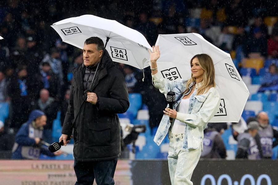 Meciurile transmise de DAZN din Serie A și comentate de la fața locului de Christian Vieri și Diletta Leotta nu mai aduc cluburilor italiene din drepturile TV decât a patra sumă din Europa / Foto: Imago Vieri știe care va fi cheia derby-ului: „Chivu lucrează la acest aspect. Îmi place că el este comandantul la Inter”