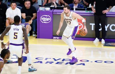 Luka Doncic, discuție aprinsă cu JJ Redick, antrenorul său! Tehnicianul lui Lakers spune că relația dintre cei doi e foarte bună: „Nu știu de ce s-a viralizat”