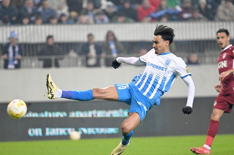 Ștefan Baiaram ar urma să însemne mica surpriză plănuită de Filipe Coelho în formula de start a lui U Craiova pentru finala campionatului cu U Cluj Foto: Sport Pictures Gazeta a intrat în vestiarul Craiovei: iată ce echipă pregătește Coelho pentru finala campionatului! + Surpriza din primul „11” și semnul de întrebare