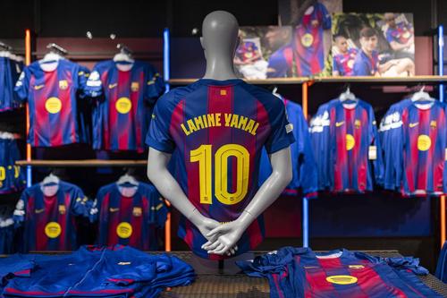 Barcelona este lider mondial la marketing, tricourile lui Lamine Yamal fiind cele mai căutate / Foto: Imago
