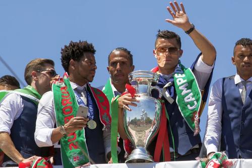 Cristiano Ronaldo, împrejmuit de colegi, după triumful de la EURO 2016. foto: Guliver/Getty Images