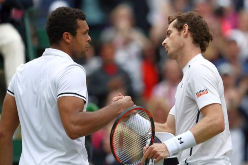 Jo-Wilfried Tsonga, într-un meci cu Andy Murray de la Wimbledon 2016. FOTO: Guliver/Getty Images