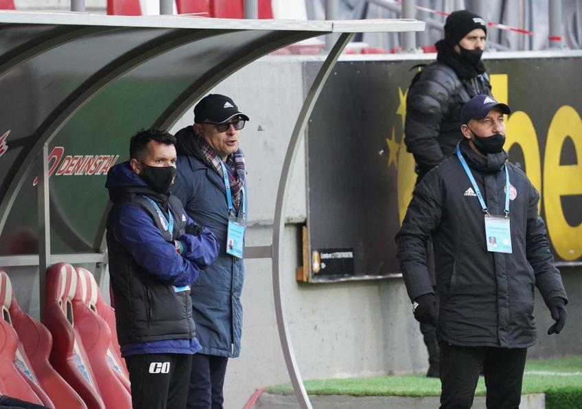 UTA a învins-o azi pe Sepsi, scor 2-0, într-o partidă contând pentru runda cu numărul 29 din Liga 1. Leo Grozavu (53 de ani), antrenorul covăsnenilor, a anunțat amenzi în tabăra oaspeților.