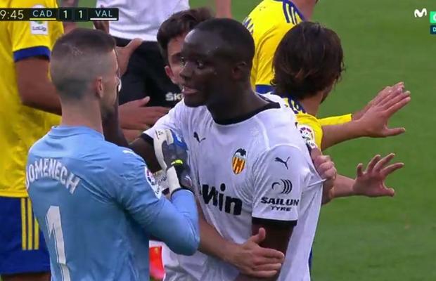 Valencia a ieșit de pe teren cu Cadiz! » Meci întrerupt 25 minute în La Liga