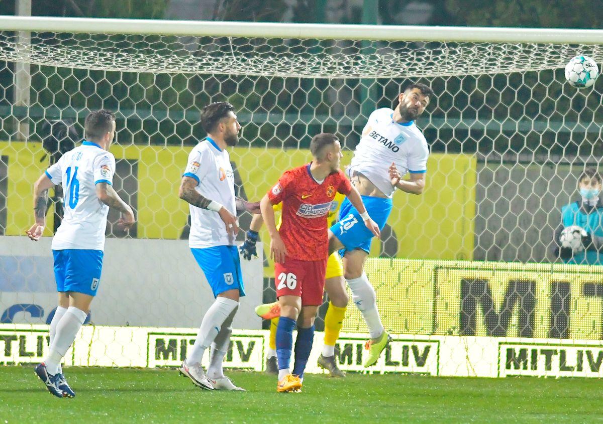 FCSB a schimbat liniile la pauza meciului cu Craiova