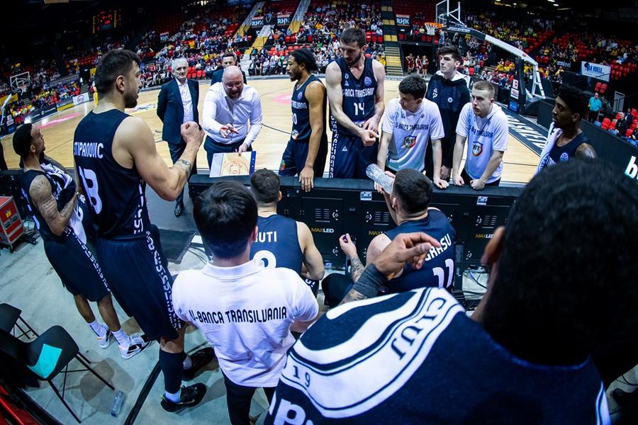 Explicații foto: Antrenorul dând indicații în meciul de la Oostende, care a calificat-o pe „U”-BT în „sferturi”// FOTO FIBA Mihai Silvășan, confesiuni pentru Gazetă într-un interviu senzațional: „Îmi doream Euroligă, NBA, ca orice tânăr care visează cu ochii deschiși”