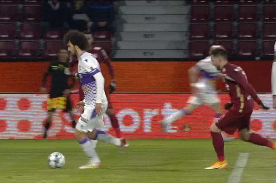 CFR Cluj - FC Argeș. Campioana a deschis scorul în minutul 23, după o eroare imensă a lui Joao Miguel (28 de ani), stoperul piteștenilor, gafeur și la precedenta întâlnire directă. Șefii lui CFR Cluj au comentat suspiciunile în cazul lui Joao Miguel, gafeurul de la primul gol cu FC Argeș