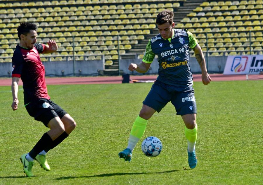 Cristi Dumitru e împrumutat de FCSB la FC Argeș / Sursă foto: Gabriela Neacșu (Facebok@Fotbal Club Argeș Pitești) Basarab Panduru și Cornel Dinu, nemiloși cu jucătorul trimis de Becali în Liga 1: „Eu îl dădeam afară în 10 minute! Se rostogolea pe teren”