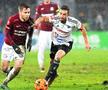 Răzvan Onea, de la Rapid, în duel cu Alex Chipciu, foto: Imago