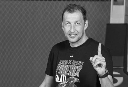 Dalibor Destanovici, 47 ani, antrenor la juniorii Academiei Phoenix Galați, a murit în primul sfert al unui meci de juniori U16 băieți disputat la Focșani.
