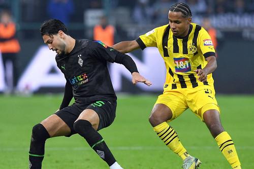 Ramy Bensebaini (stânga) în duel cu Karim Adeyemi. Foto: Imago Images