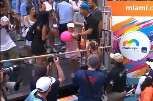Succesul cehoaicei Petra Kvitova (33 de ani, 10 WTA) de la Miami a fost umbrit de un gest comis imediat după finala cu Elena Rybakina (23 de ani, 7 WTA), scor 7-6(12), 6-2.