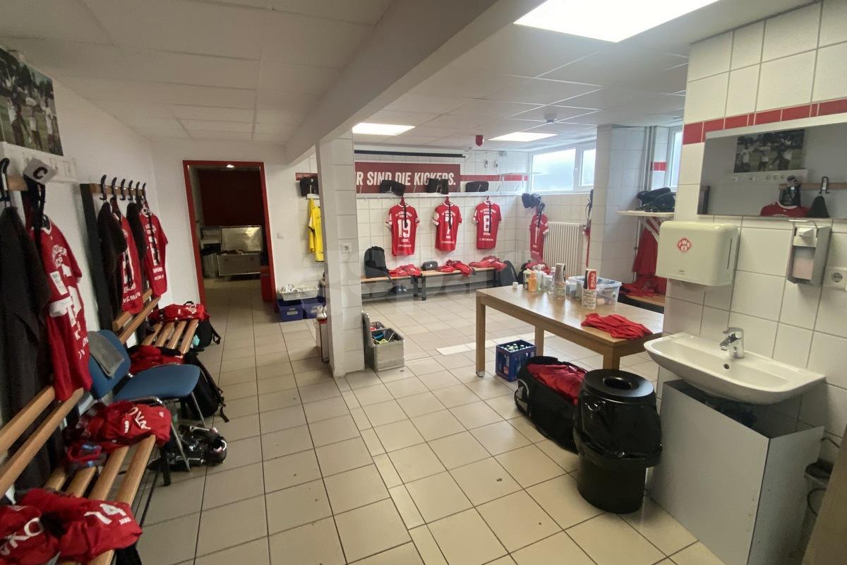 Edi Iordănescu dărâmă vestiarele, schimbă complet gazonul și aduce aparatură „de luptă” din țară! GSP a mers la baza de pregătire a României din Würzburg