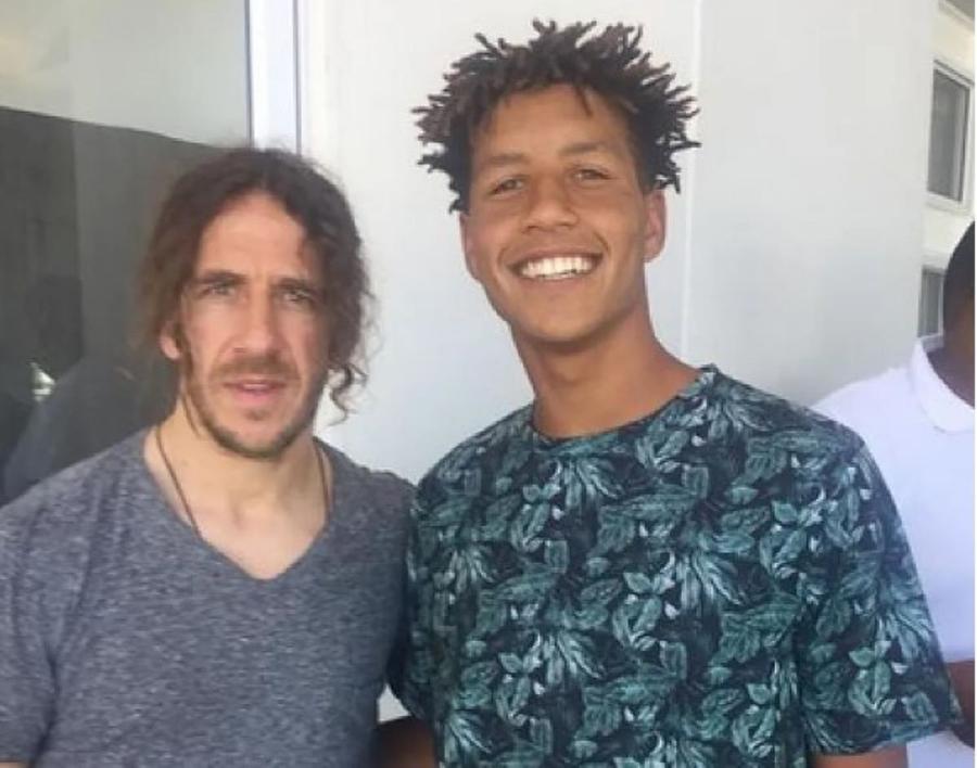 Luke Fleurs, alături de idolul său, Carles Puyol Un fost internațional U23, ucis într-o tentativă de jaf și răpire! Își pregătea debutul la fosta trupă a lui Ngezana!