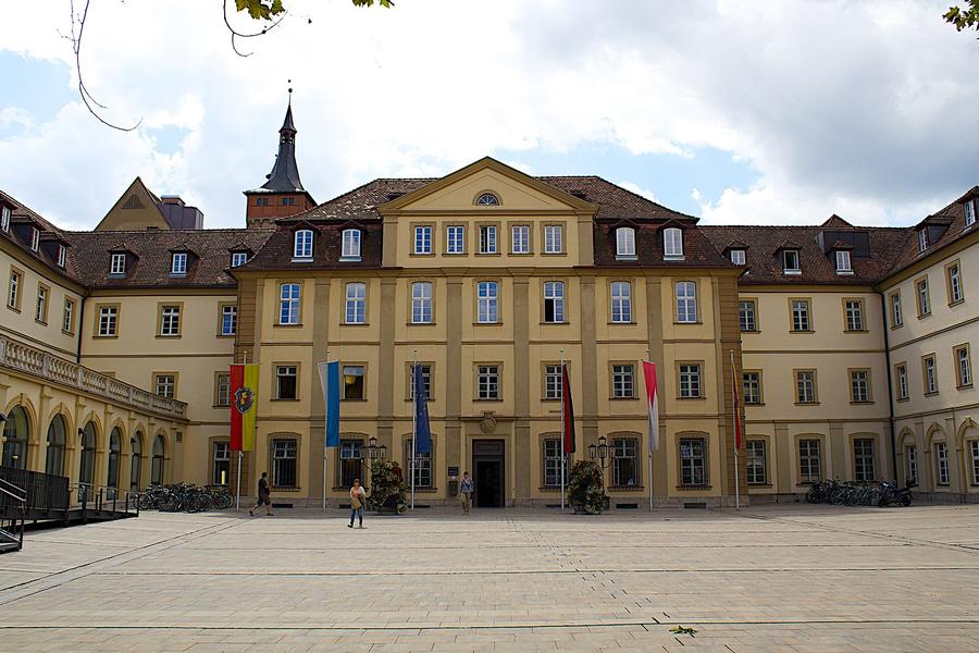 Primăria orașului Würzburg Edi Iordănescu dărâmă vestiarele, schimbă complet gazonul și aduce aparatură „de luptă” din țară! GSP a mers la baza de pregătire a României din Würzburg