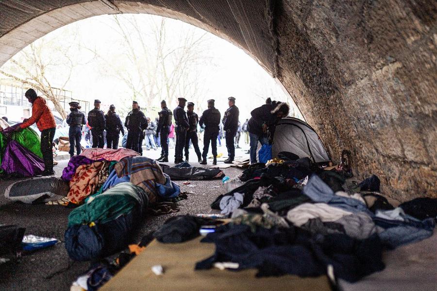 Autoritățile de la Paris au luat decizia de a-i muta pe oamenii străzii din capitala Franței în adăposturi temporare din afara orașului / Sursă foto: Imago Images „Pregătesc o epurare socială!” » Revoltă la Paris, din cauza deciziei luate înainte de Jocurile Olimpice