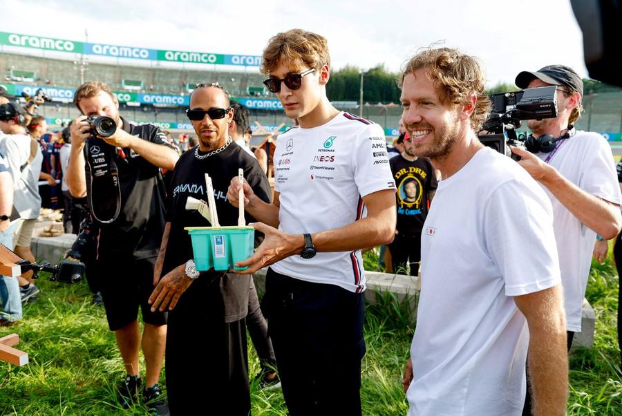 Lewis Hamilton, George Russell și Sebastian Vettel s-au reîntâlnit în 2023 la Suzuka Foto: Imago Revine Sebastian Vettel în Formula 1? » Mercedes este o variantă, iar Lewis Hamilton aplaudă: „Ar fi o opțiune excelentă”
