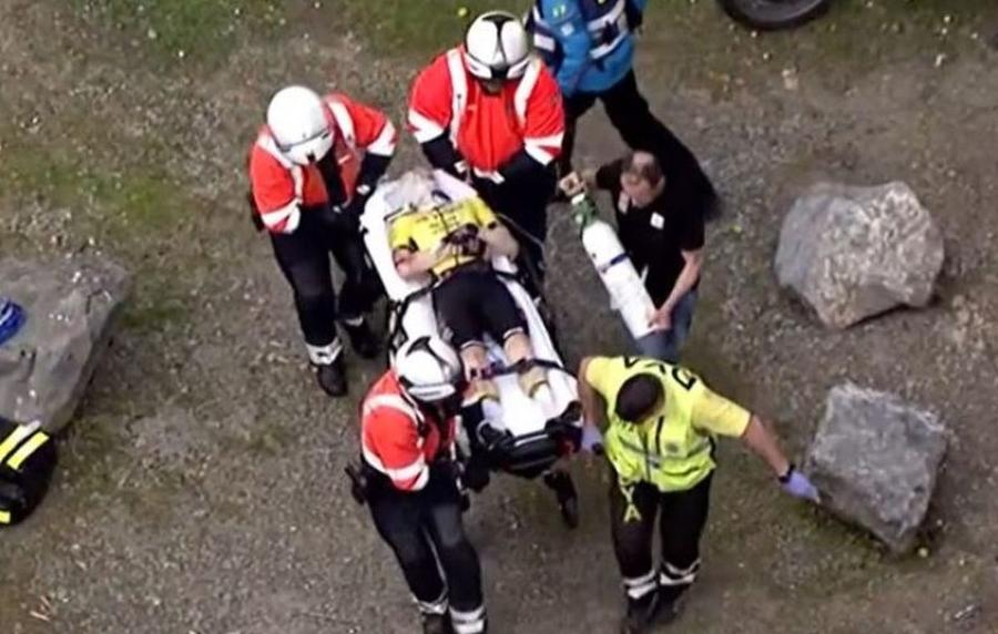 Danezul Jonas Vingegaard, transportat pe targă spre ambulanță Accident înfiorător în Turul Țării Bascilor » 3 nume mari au abandonat. Vingegaard, cel mai grav, luat cu salvarea!