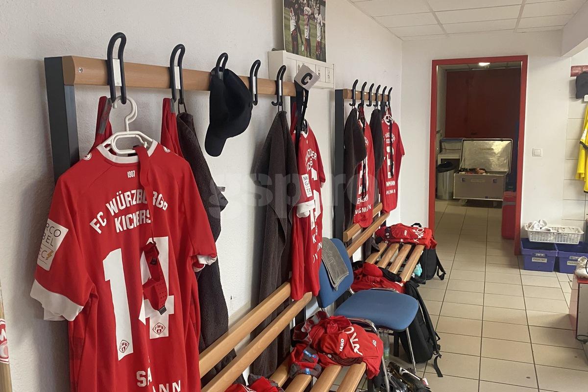 Edi Iordănescu dărâmă vestiarele, schimbă complet gazonul și aduce aparatură „de luptă” din țară! GSP a mers la baza de pregătire a României din Würzburg