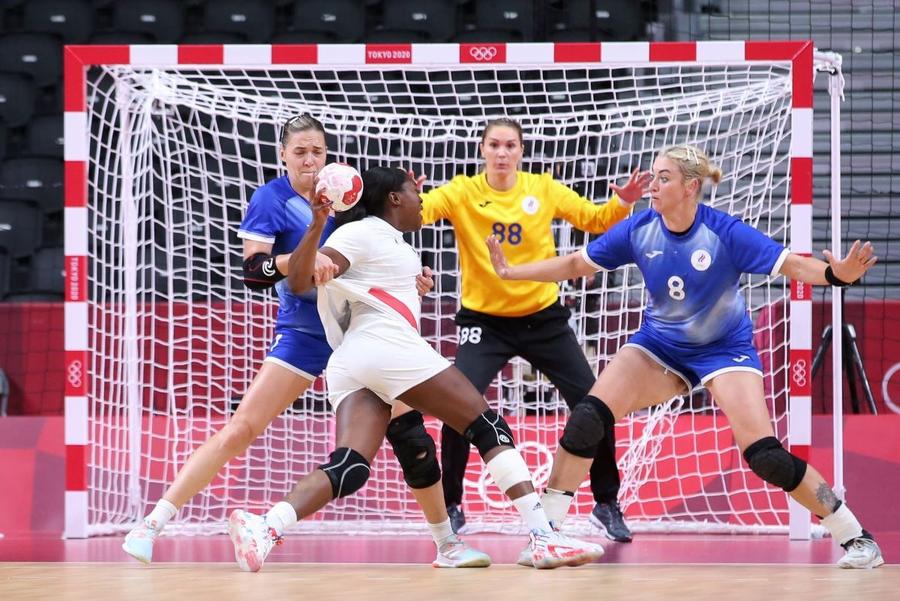 Franțuzoaica Grace Zaadi caută golul peste apărarea Rusiei în finala olimpică de la Tokyo 2020 Foto: Imago Handbalul, fără „lipici” la Jocurile Olimpice de la Paris?