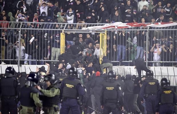 Incidente grave în Cupa Croației » Peste 50 de fani au fost arestați și cel puțin 3 polițiști răniți la Split!
