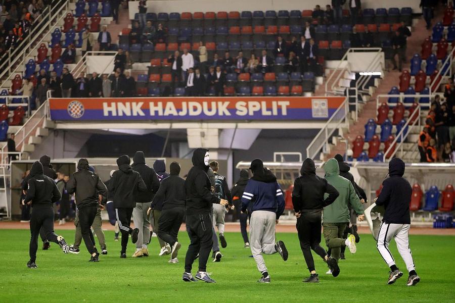 Ultrașii Torcida au invadat terenul și au vrut să se bată cu cei de la Bad Boys Blue / Foto: Imago Incidente grave în Cupa Croației » Peste 50 de fani au fost arestați și cel puțin 3 polițiști răniți la Split!