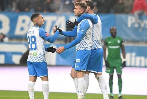 Alexandru Mitriță (29 de ani) (stânga), vedeta oltenilor, s-a accidentat în meciul din „sferturile” Cupei României și poate rata derby-ul cu FCSB, care va avea loc duminică, 7 aprilie, în etapa 3 din play-off.