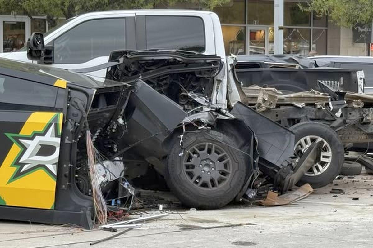 Mașina Tesla, descrisă de Elon Musk drept „indestructibilă”, a fost RUPTĂ în două de un Mercedes
