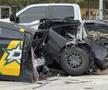 Mașina Tesla descrisă de Elon Musk drept „indestructibilă” a fost RUPTĂ în două de un Mercedes