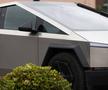 Mașina Tesla, descrisă de Elon Musk drept „indestructibilă”, a fost RUPTĂ în două de un Mercedes