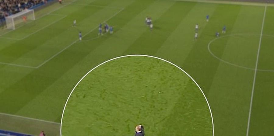 Ange Postecoglou duce mâna la ureche după golul lui Sarr Antrenorul lui Radu Drăgușin s-a făcut de râs în fața fanilor care-l tachinau. Arbitrii i-au stricat revanșa