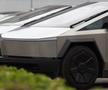Mașina Tesla, descrisă de Elon Musk drept „indestructibilă”, a fost RUPTĂ în două de un Mercedes