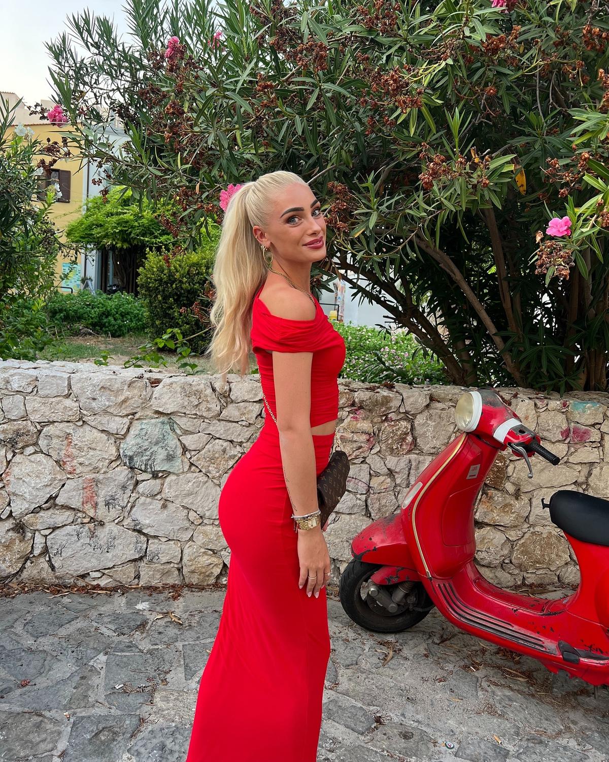Esmee întoarce privirile în sala de fitness! Cine e blonda care a cucerit Olanda și a câștigat titlul de „Miss Intercontinental”