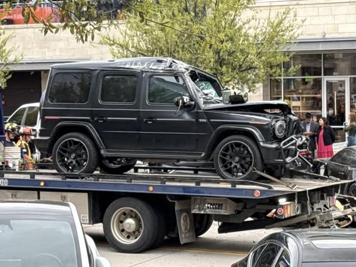 Mașina Tesla, descrisă de Elon Musk drept „indestructibilă”, a fost RUPTĂ în două de un Mercedes