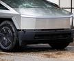Mașina Tesla, descrisă de Elon Musk drept „indestructibilă”, a fost RUPTĂ în două de un Mercedes