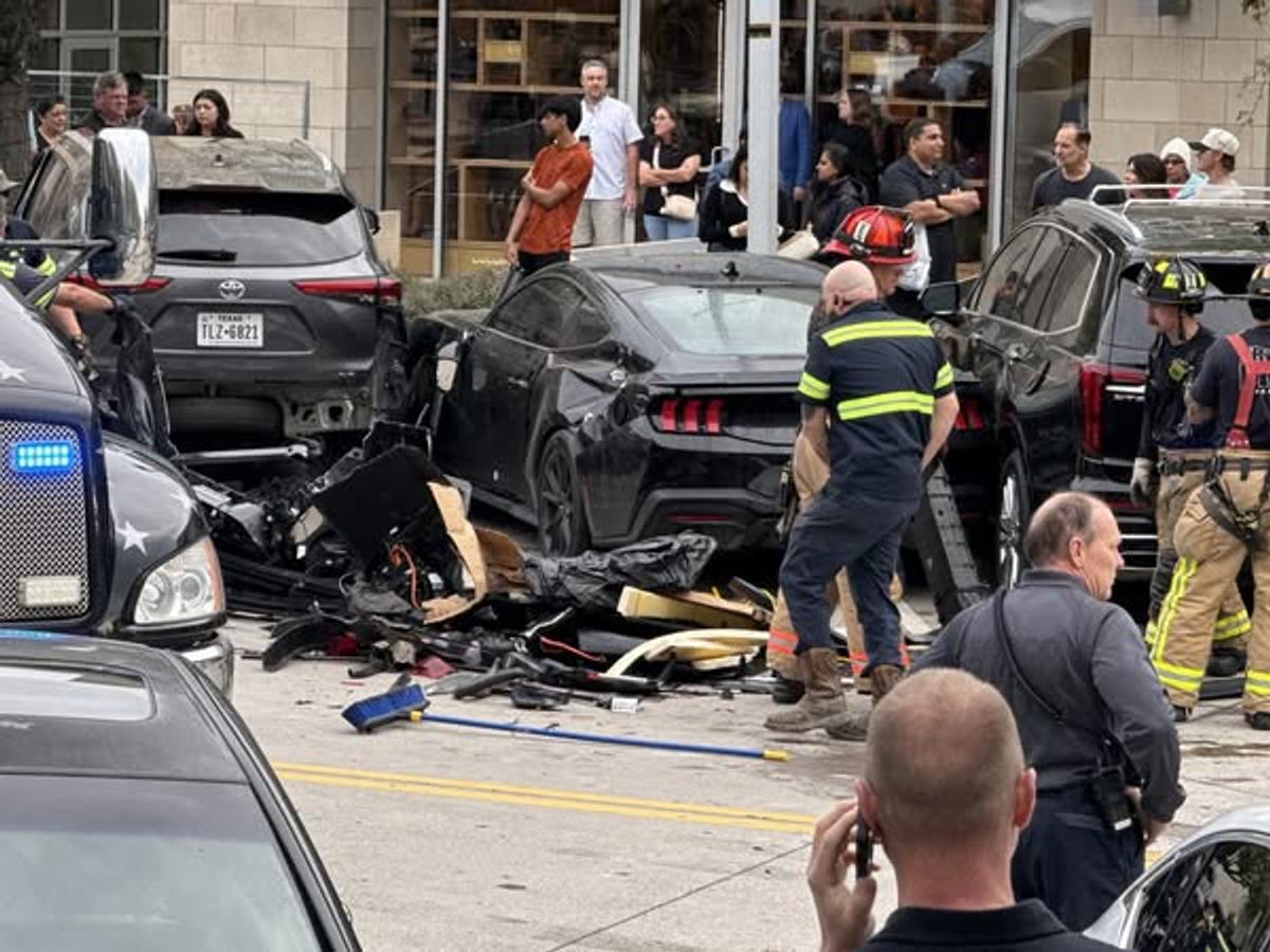 Tesla Cybertruck, distrusă de un Mercedes în Texas